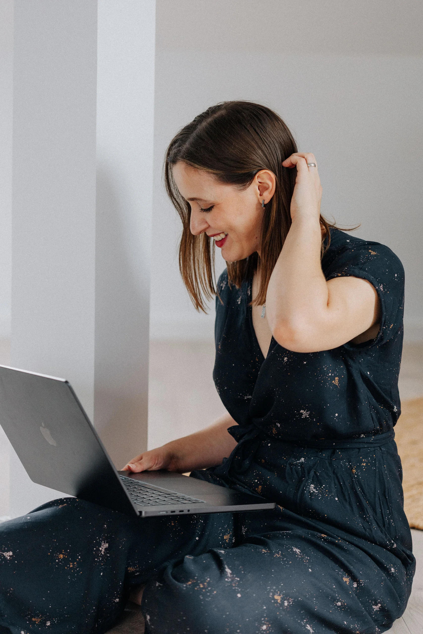 Annika Gievers lacht mit dem Laptop in der Hand