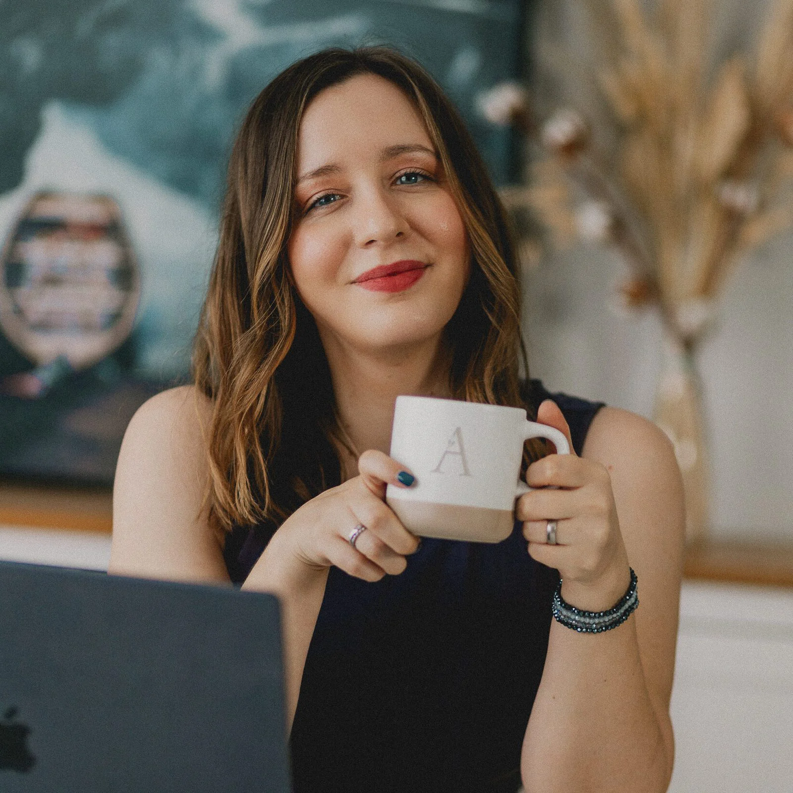 Annika Gievers mit Tasse am Laptop