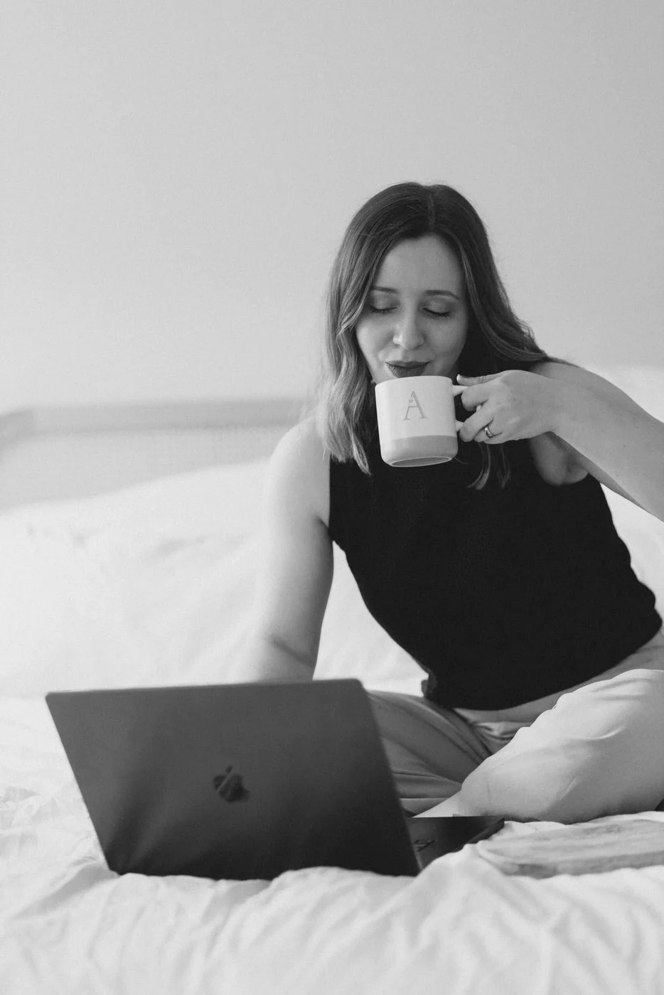Annika Gievers trinkt mit geschlossenen Augen aus ihrer Tasse