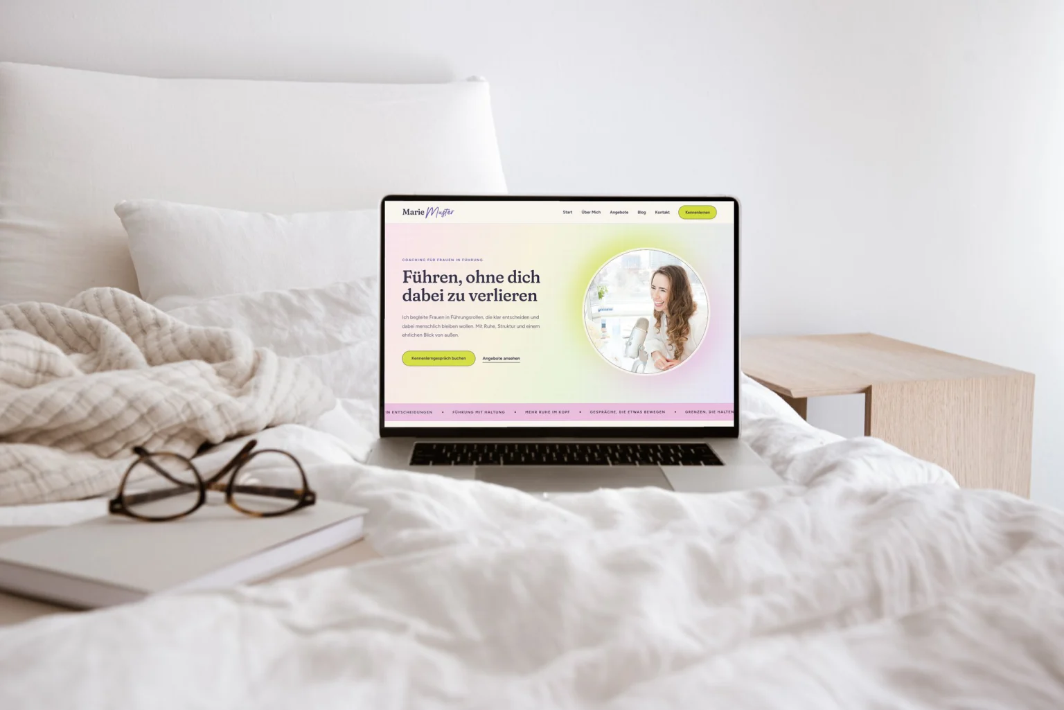 Laptop mit der Essential Website Vorlage Citrus auf einem hellen Bett